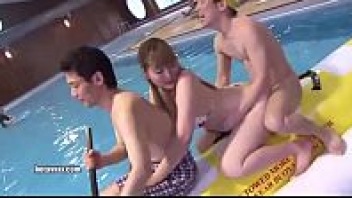 โยกหี เอาบนน้ำ เอวีโป๊ เสียวหี เย็ดในสระว่ายน้ำ